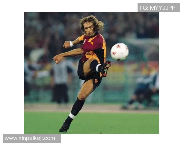 足球巨星沐浴晨光吹风瞬间展现独特魅力与自在风采